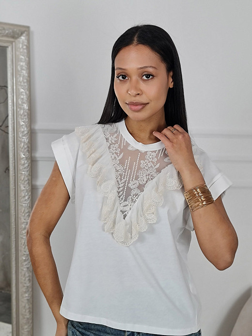 Футболка Motel с кружевом и рюшами на груди молочная 