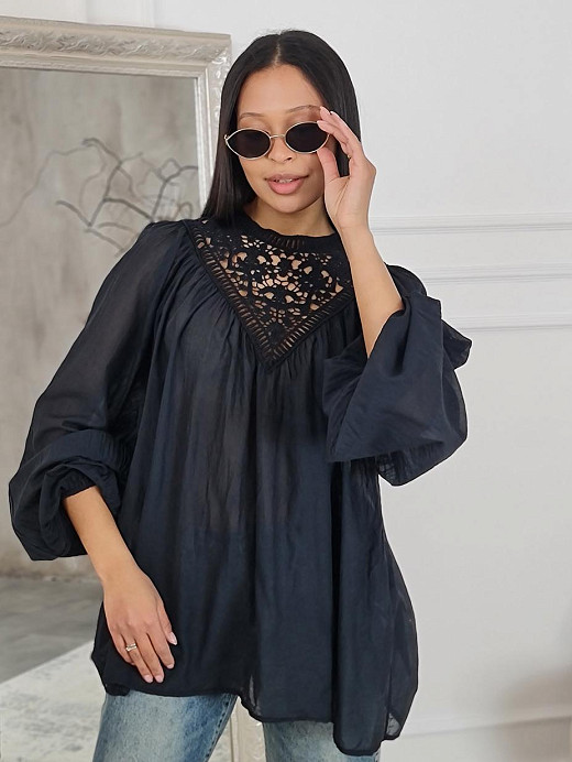 Блузка Souvenir с вышивой на груди черная 