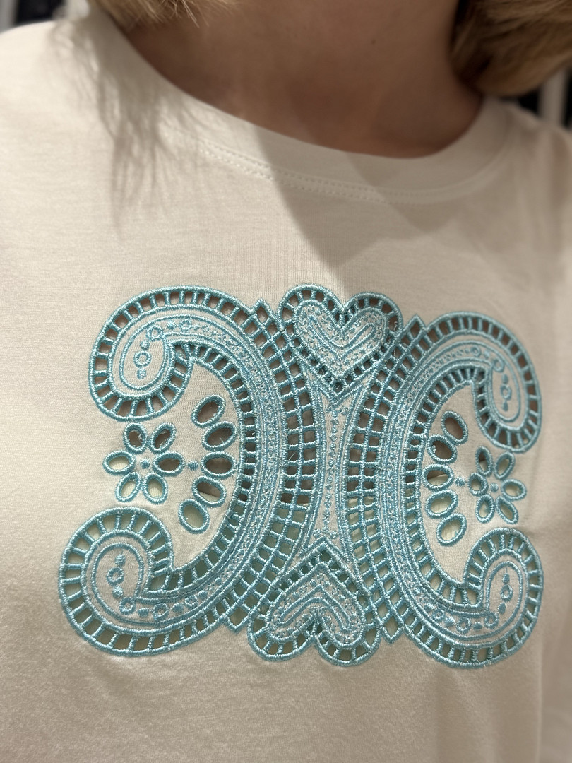 Футболка CIVICO с голубой вышивкой "СС" белая, фотография №3