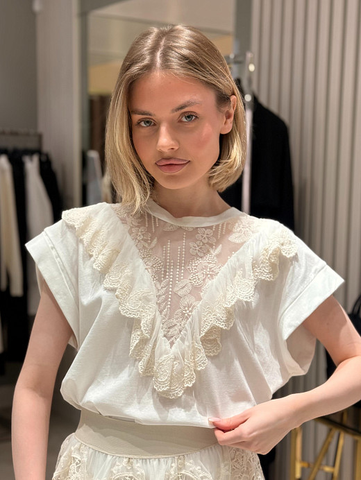 Футболка Motel с кружевом и рюшами на груди молочная 