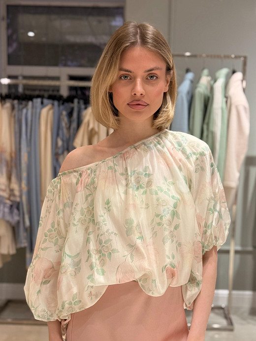 Топ MIHO'S воздушный с открытыми плеами с принтом цветы молочный