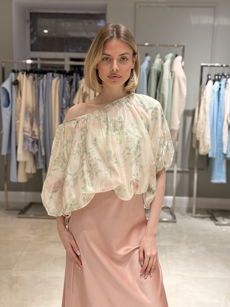 Топ MIHO'S воздушный с открытыми плеами с принтом цветы молочный, фотография №1