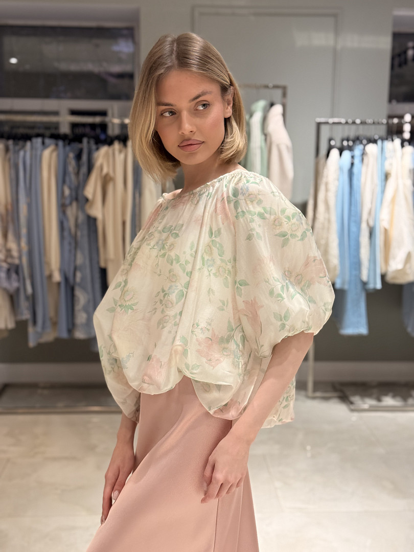 Топ MIHO'S воздушный с открытыми плеами с принтом цветы молочный, фотография №2