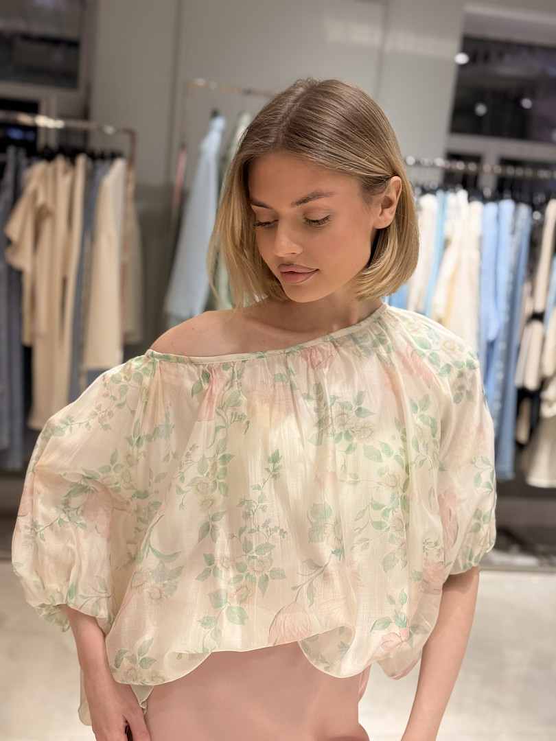 Топ MIHO'S воздушный с открытыми плеами с принтом цветы молочный, фотография №3