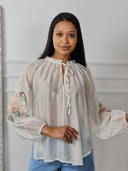 Блузка MIHO'S с вышивкой на рукаве розы молочная
