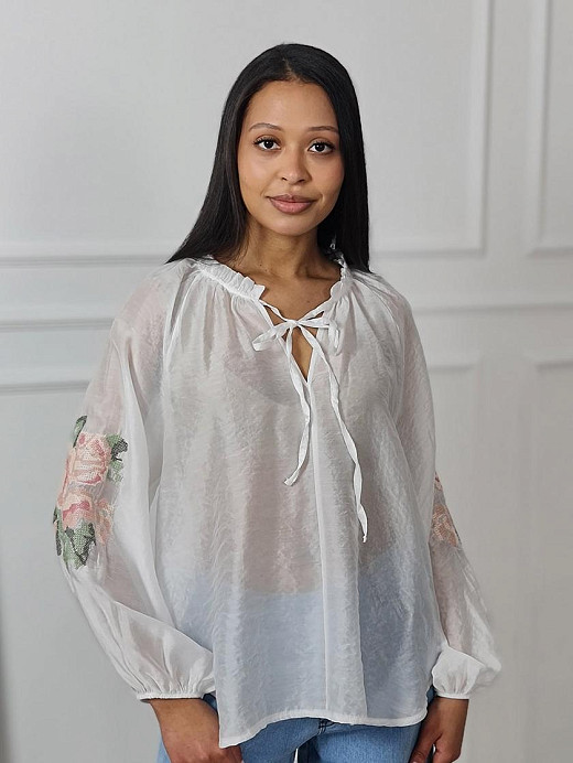 Блузка MIHO'S с вышивкой на рукаве розы белая