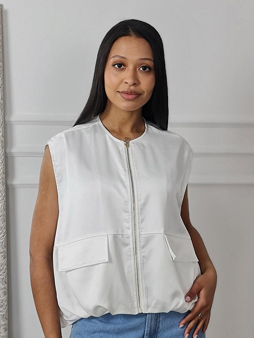 Жилетка MIHOs атласная с вышивкой розы на спине белая 