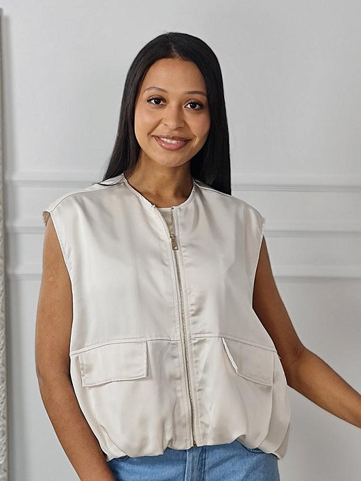 Жилетка MIHOs атласная с вышивкой розы на спине кремовая 