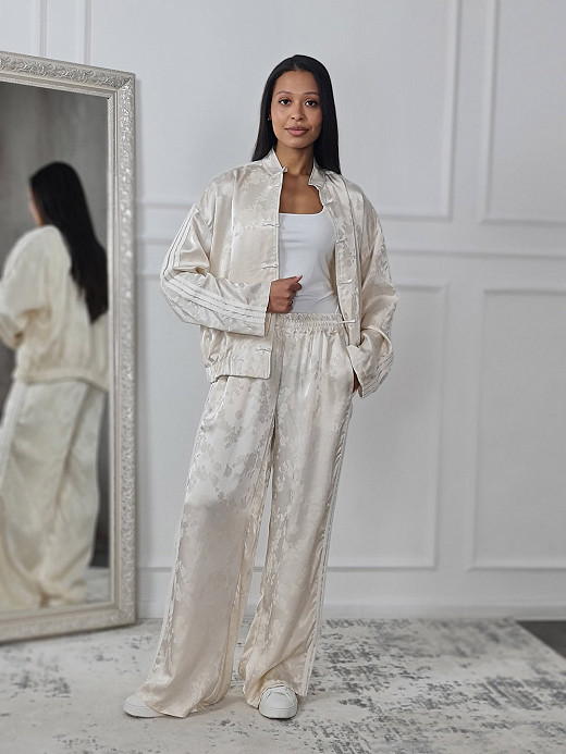 Костюм Mitica атласный с лампасами в азиатском стиле молочный