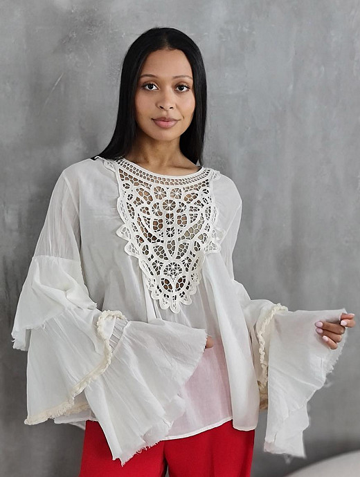 Блузка Souvenir с вышивкой на груди и рукав волан кремовая