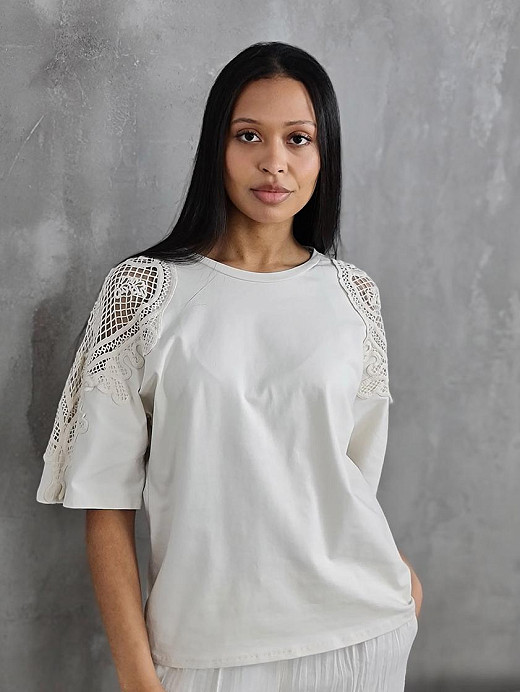 Футболка MIHO'S с вышивкой на плечах кремовая 