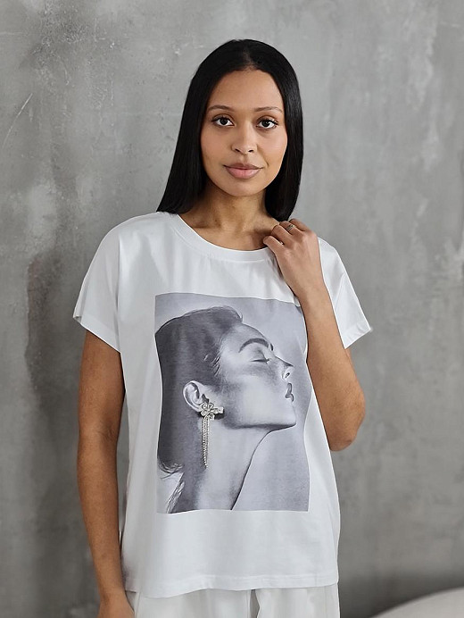 Футболка Mitica&co принт девушка с сережкой из страз белая 