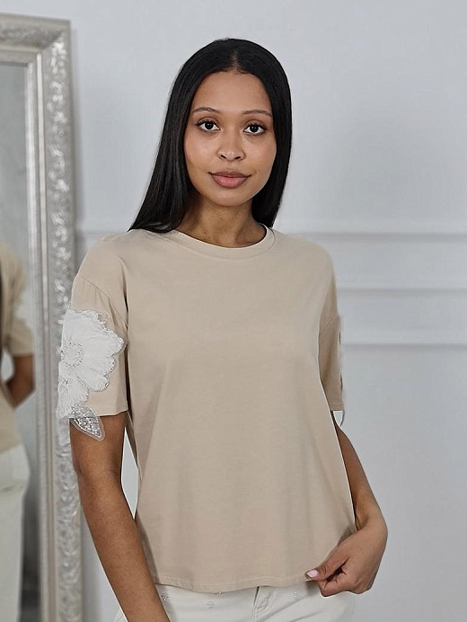 Футболка Mitica&co с цветком и бисером на рукавах бежевая