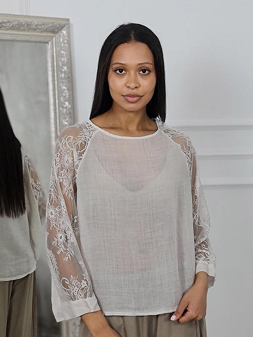 Блузка WI&CO с кружевными рукавами молочная 