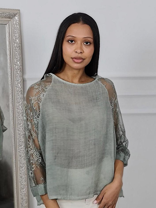 Блузка WI&CO с кружевными рукавами оливковая 