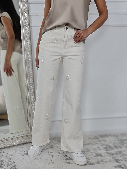 Джинсы молочные с вышивкой цветов из бисера 