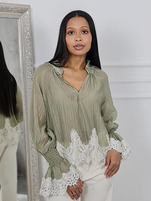Блузка Mitica с кружевом по краям с манжетами оливка
