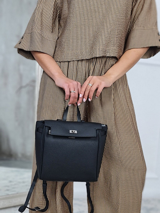 Рюкзак с серебрянной вставкой с ключиком черная