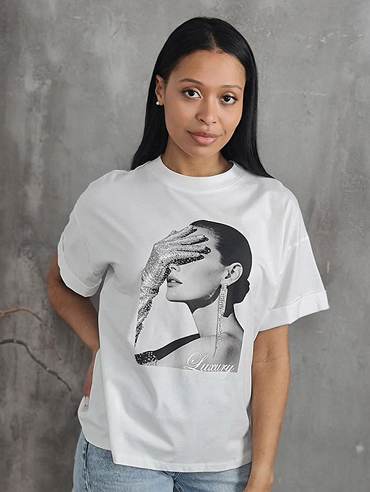 Футболка Imperial девушка ч/б с сережкой белая 