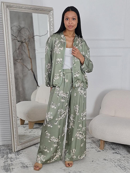Костюм CLOTHÉ с цветочным принтом бомбер и брюки оливковый