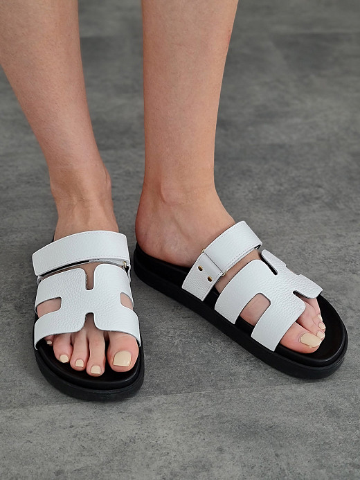 Сандали белые на ремешке 