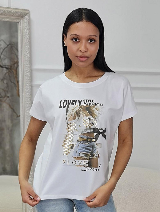 Футболка Mitica&Co с принтом девушки в шортах с золотыми вставками белая