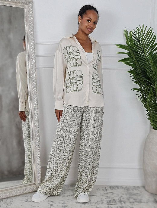 Костюм CLOTHÉ атласный с рубашкой и брюками с принтом оливка 