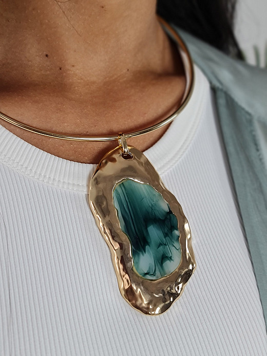 Ожерелье YILI ACCESSORI круглое с изумрудным камнем золотистое 