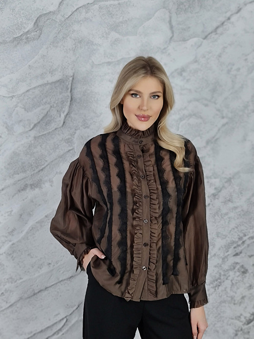 Блузка MIHO'S с рюшами и черным кружевом шоколад