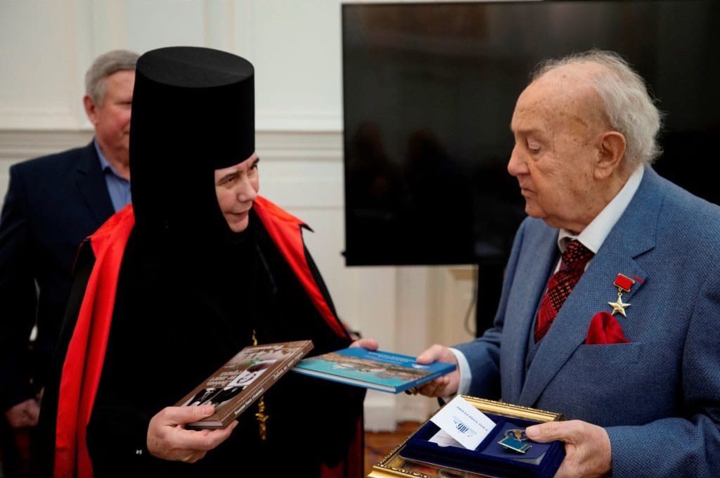 Настоятельница Алексеевского монастыря в Угличе передала в дар Зурабу Церетели икону, написанную воспитанницами монастырского приюта