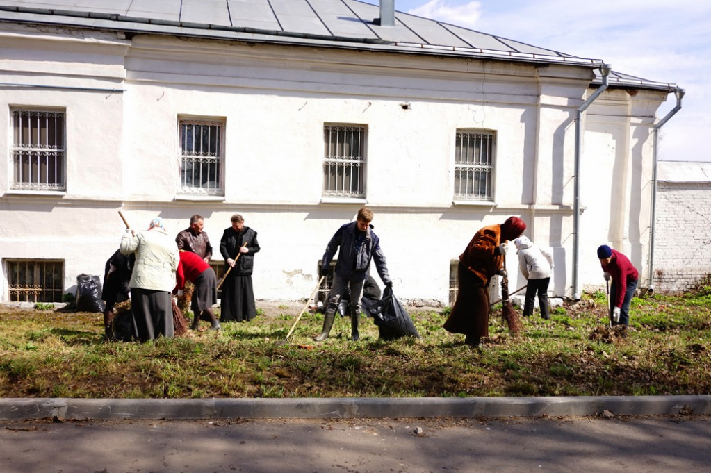 В Богородичном Щегловском монастыре г. Тулы проведен весенний субботник