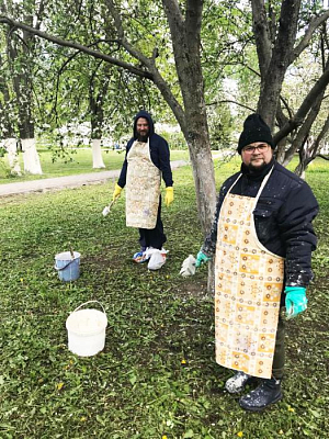 Насельники Богородичной Щегловской обители Тулы провели обработку монастырского сада