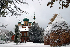 Архиепископ Феогност совершил визит в Пюхтицкий монастырь и передал Патриаршее поздравление его настоятельнице