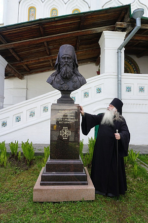 В Печерском монастыре установлен бюст  архиепископу Макарию (Миролюбову)