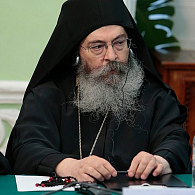 Люди ждут от монахов молитвы