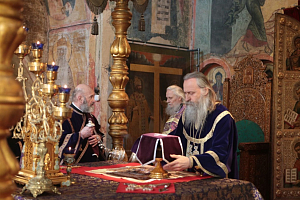 Архиепископ Сергиево-Посадский Феогност совершил Литургию Преждеосвященных Даров в Успенском соборе Московского Кремля