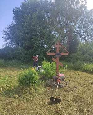 Прихожане храма Спаса Всемилостивого из Белозерска помогли в благоустройстве территории Горицкого монастыря