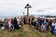 Братия и паломники Свято-Серафимовского монастыря установили новый Поклонный крест на острове Русский