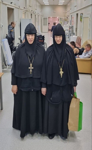 Игумении Зачатьевской и Богородице-Рождественской обителей Москвы навестили раненых воинов, находящихся на лечении в Главном военном клиническом госпитале