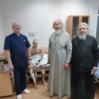 Крещение раненого бойца