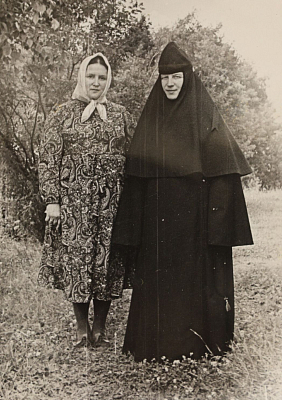 Одну сестру старец благословил на монашество, другую – на замужество