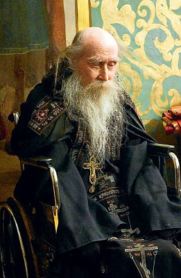 Схиархимандрит Михаил в алтаре Трапезного храма на Пасху