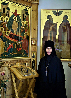 Матушка возле иконы своих Небесных покровителей – преподобных Кирилла и Марии Радонежских