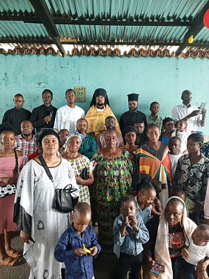 Иеромонах Клеоник (Мадуду) со своими прихожанами