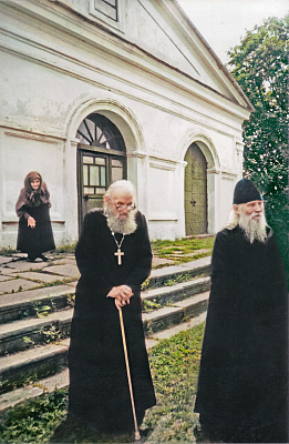 Остров Залит. Перед Никольским храмом духовные соратники митрофорные протоиереи Борис Николаев и Николай Гурьянов. На заднем плане алтарница Анастасия. 1998 г.