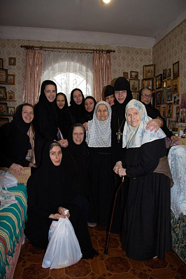 Схимонахиня Савва слева от матушки Анны