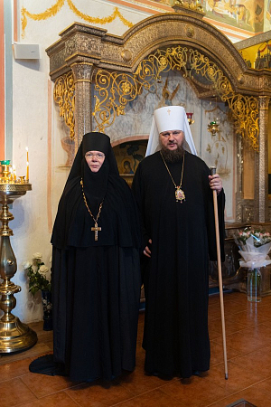 Митрополит Костромской Ферапонт вручил игуменский жезл новой настоятельнице Троице-Сыпанова Пахомиево-Нерехтского монастыря