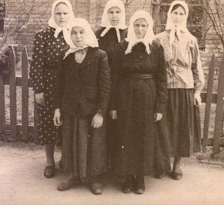 А.Г. Тагильцева (крайняя справа), м. Николая (перед ней)