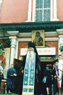 Архимандрит Даниил (Сарычев) на крыльце Большого собора. Донской монастырь. 2000-е гг.