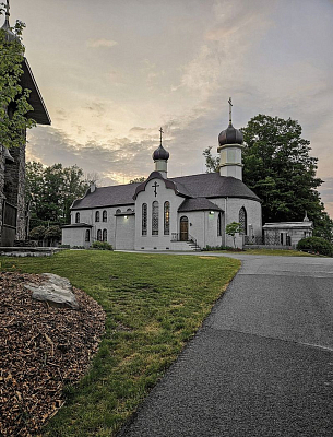 Свято-­Тихоновский монастырь в штате Пенсильвания, основанный в 1905 году по благословению архиепископа Алеутского и Северо­Американского Тихона, будущего Патриарха Всероссийского, посвящен святителю Тихону Задонскому – небесному покровителю Патриарха Тихона. Фото 2022 г.